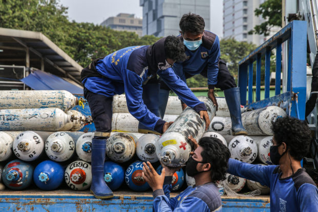 Indonesia nhap khau oxygen de dieu tri benh nhan COVID-19